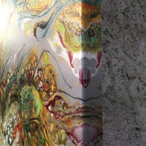 Puede incluir: Pintura abstracta con patrones en espiral en tonos de verde, dorado y morado sobre un lienzo gris.