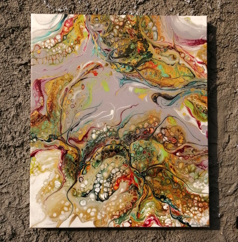 Puede incluir: Pintura abstracta con patrones en espiral en tonos dorados, verdes, blancos y rojos. La pintura tiene una superficie texturizada y un estilo moderno.