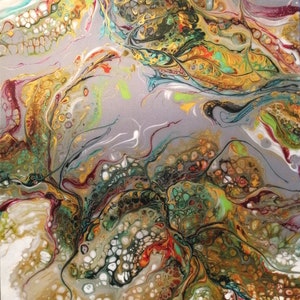Puede incluir: Pintura abstracta con patrones en espiral en tonos dorados, verdes, blancos y rojos. La pintura tiene una apariencia texturizada, casi burbujeante.