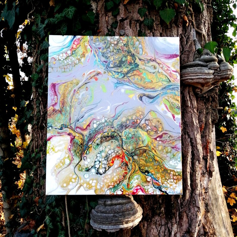 Puede incluir: Pintura abstracta con colores que giran en blanco, dorado, verde, azul y rojo. La pintura tiene una apariencia texturizada y burbujeante.