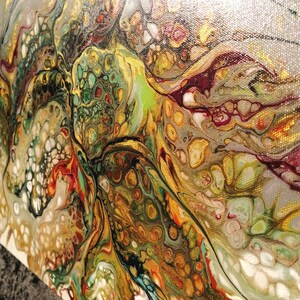 Puede incluir: Pintura abstracta con patrones en espiral en tonos dorados, verdes, blancos y rojos. La pintura tiene una apariencia texturizada y burbujeante.