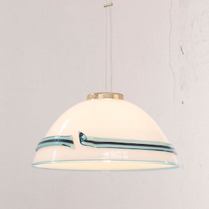 Lámpara colgante vintage de cristal de Murano blanco con aplicaciones en turquesa y negro, estructura de latón de 38 cm de diámetro, años 80.
