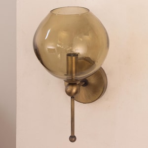 Applique en verre fumé de Murano et bronze, sphère en verre soufflé fait main avec structure en laiton, lampe design Made in Italy