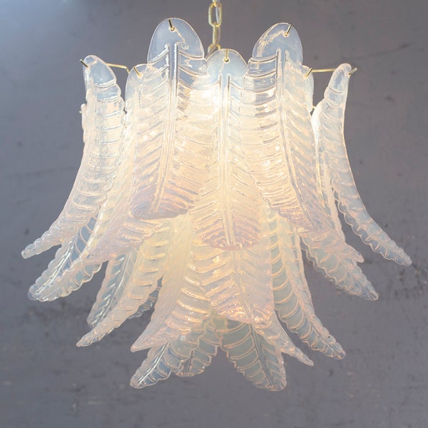 Lustre à suspension Ø70 cm Made in Italy avec feuilles en verre de Murano opalin, lustre design de style vintage