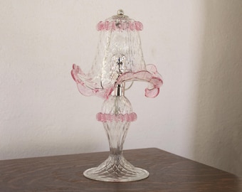 Lampada decorativa, lampada da tavolo classica in vetro di Murano, colore trasparente e rosa, realizzata in Italia.