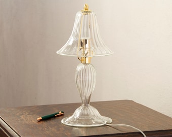 Lampada da tavolo in vetro di Murano, trasparente con dettagli artistici (realizzata a mano in Italia)