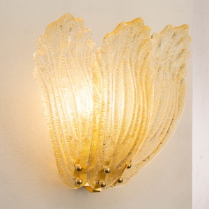 Large wall sconce with 3 amber coloured leaves in Murano glass and gold structure, Made in Italy elegant handmade wall lamp