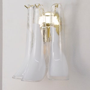 Wandleuchte mit &quot;petali&quot; klarem Murano-Glas mit weißer Dekoration Made in Italy, Wandleuchte im Vintage-Stil mit Sätteln
