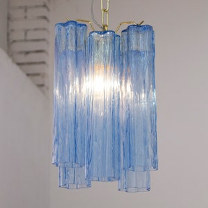 Lampe à suspension Tronchi fabriquée en Italie en verre de Murano bleu clair, lustre de plafond de style vintage de 29 cm de diamètre