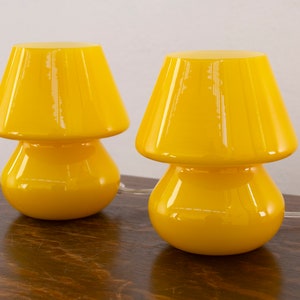 80s vibes! Set of 2 yellow Murano glass mushroom lamp height 18cm, Made in Italy design table lamp