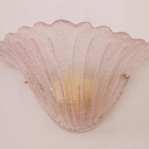 Elegante applique in vetro di Murano colore rosa con graniglia, lampada da parete Made in Italy
