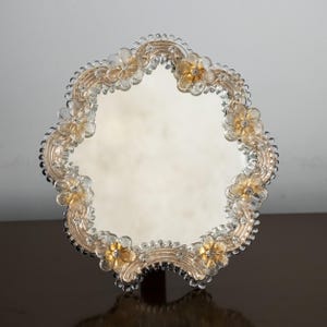 Einzigartiger runder Vintage Tisch oder Wandspiegel Venezianische Murano Glas Gold Details, mit handgemachten Blumen, Italienische Wand Tisch Dekoration Made in Italy
