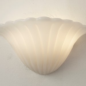 Elegante e grande applique in vetro di Murano colore biancastro, lampada da parete Made in Italy