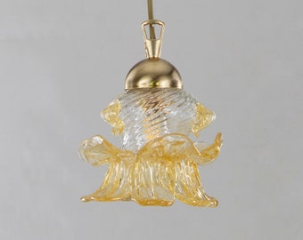 Suspension en verre de Murano faite à la main, couleur cristal décorée et détails ambrés avec pétales, lustre fleur design Made in Italy