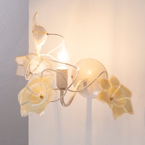 Applique con fiori ambra e bianchi in vetro di Murano decorato Made in Italy, lampada vintage