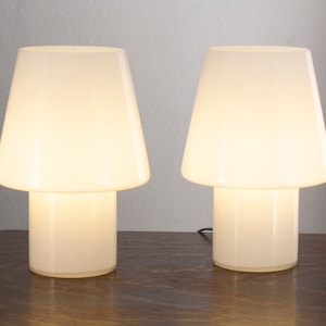 Juego de 2 lámparas de cristal de Murano blanco con forma de hongo, altura 25 cm. Fabricadas en Italia. Lámpara de mesa de diseño italiano.