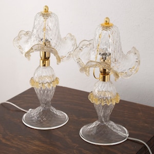 Stunning pair of table lamps in transparent Murano glass with artistic gold decorations, handmade Made in Italy.