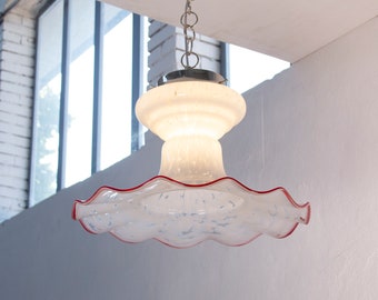 Pièce unique ! Rare lampe à suspension vintage en verre de Murano blanc tacheté à décor rouge, lustre design années 1980 Made in Italy