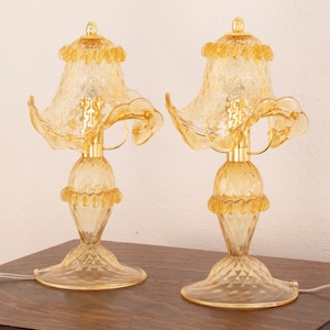 Set of 2 amber-coloured gold Murano glass table lamps, artistic decoration with golden elements, handmade Made in Italy