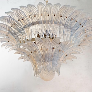 Palmette Kronleuchter 2 Ebenen Blätter aus irisierendem Opalglas und Kugel, handgefertigt aus Muranoglas, Hängeleuchte Made in Italy