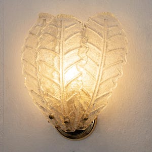 Vintage Large wall sconce with 3 leaves in Murano glass and gold structure, Made in Italy elegant handmade wall lamp