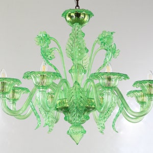 Eleganter handgemachter Murano Glas Kronleuchter grüne Farbe mit künstlerischen Verzierungen, 8 Lichter, handgefertigt Made in Italy