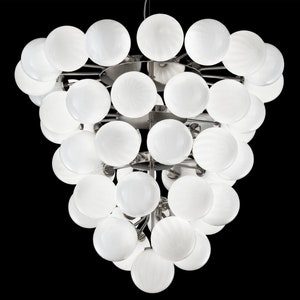 Großer hängender Kronleuchter mit weißen Kugeln aus mundgeblasenem Muranoglas, handgefertigtes Design, Lichtdesign Made in Italy