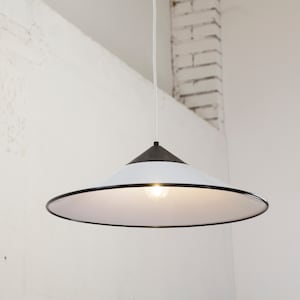 Lámpara colgante original de los años 70 en cristal de Murano con detalles negros, diámetro 50 cm, fabricada en Italia.