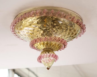 Lampada da soffitto Murano in vetro artistico color ambra con dettagli rosa, stile veneziano. Made in Italy.