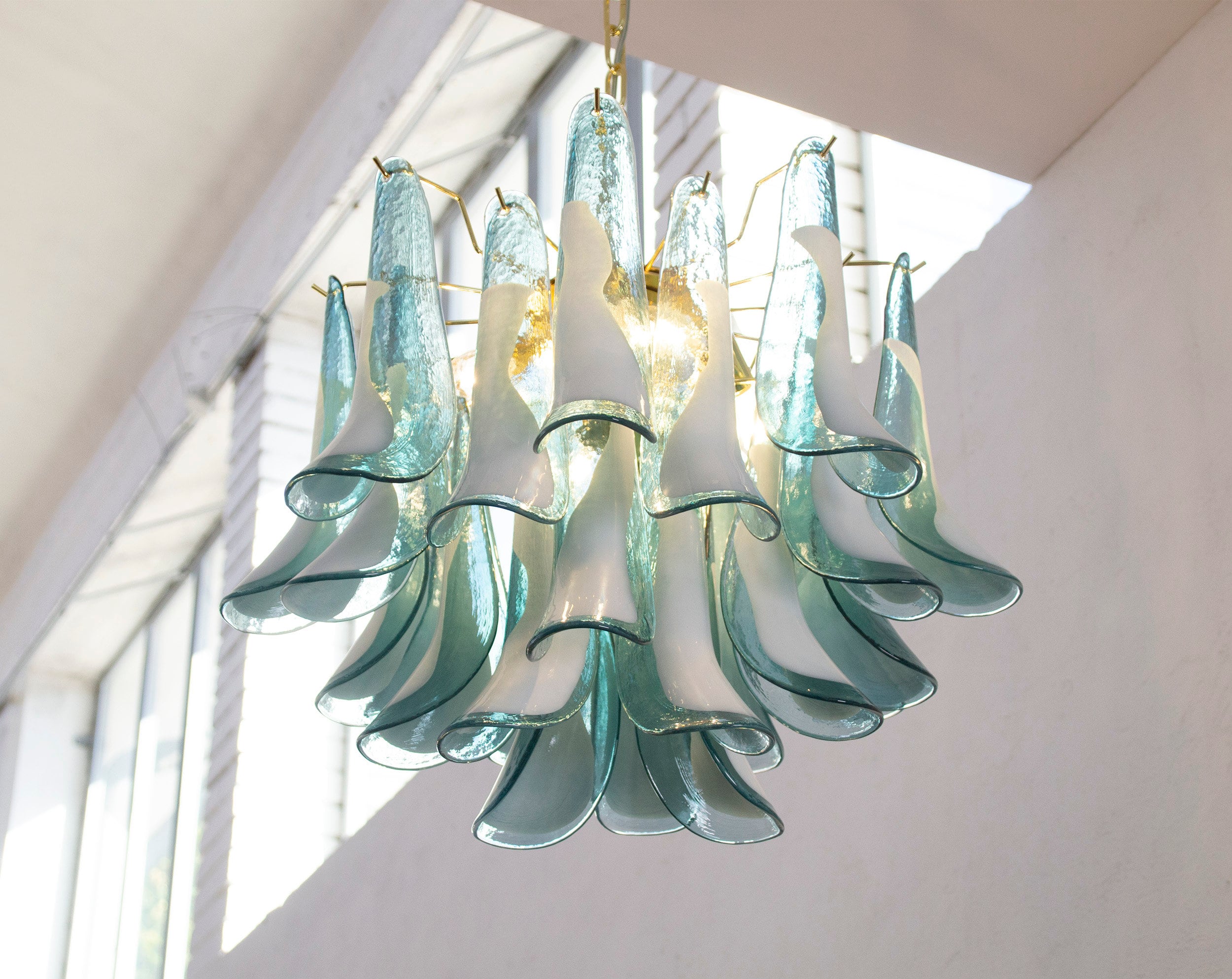 Grote hanglampen Petali Ø57 cm Made in Italy Muranoglas groenblauw en witte kleur, vintage kroonluchterverlichting