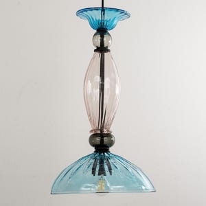 Dostępny w magazynie! Lampa wisząca z dmuchanego szkła Murano, szkło różowe i akwamarynowe. Ręcznie wykonany żyrandol z włoskiego projektu.