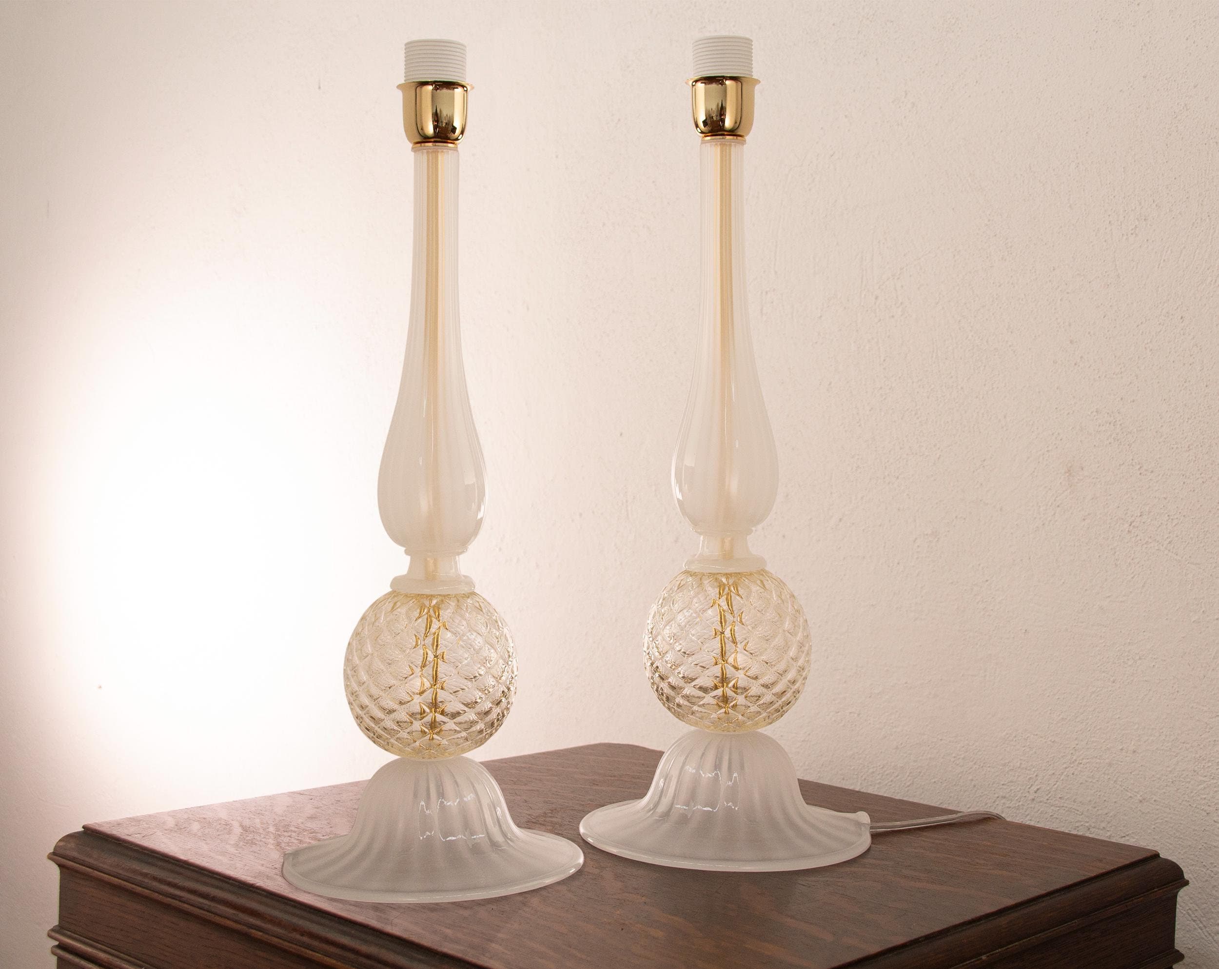 Set of 2 Silk white color Murano glass table lamp with gold leaf decorated sphere, handmade Made in Italy, height 53 cm