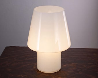 Lámpara de mesa italiana blanca con forma de hongo, soplada a mano.