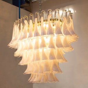 Large oval Ø115 cm Made in Italy pendant chandelier with crystal and white color petals in Murano glass, vintage style design chandelier