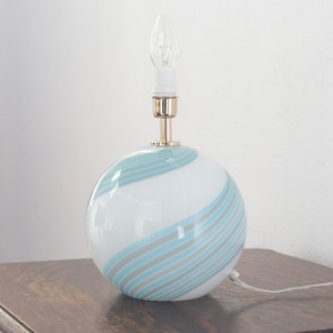 Lámpara de mesa vintage de cristal de Murano color blanco con decoración de filigrana turquesa y gris, hecha a mano en Italia.