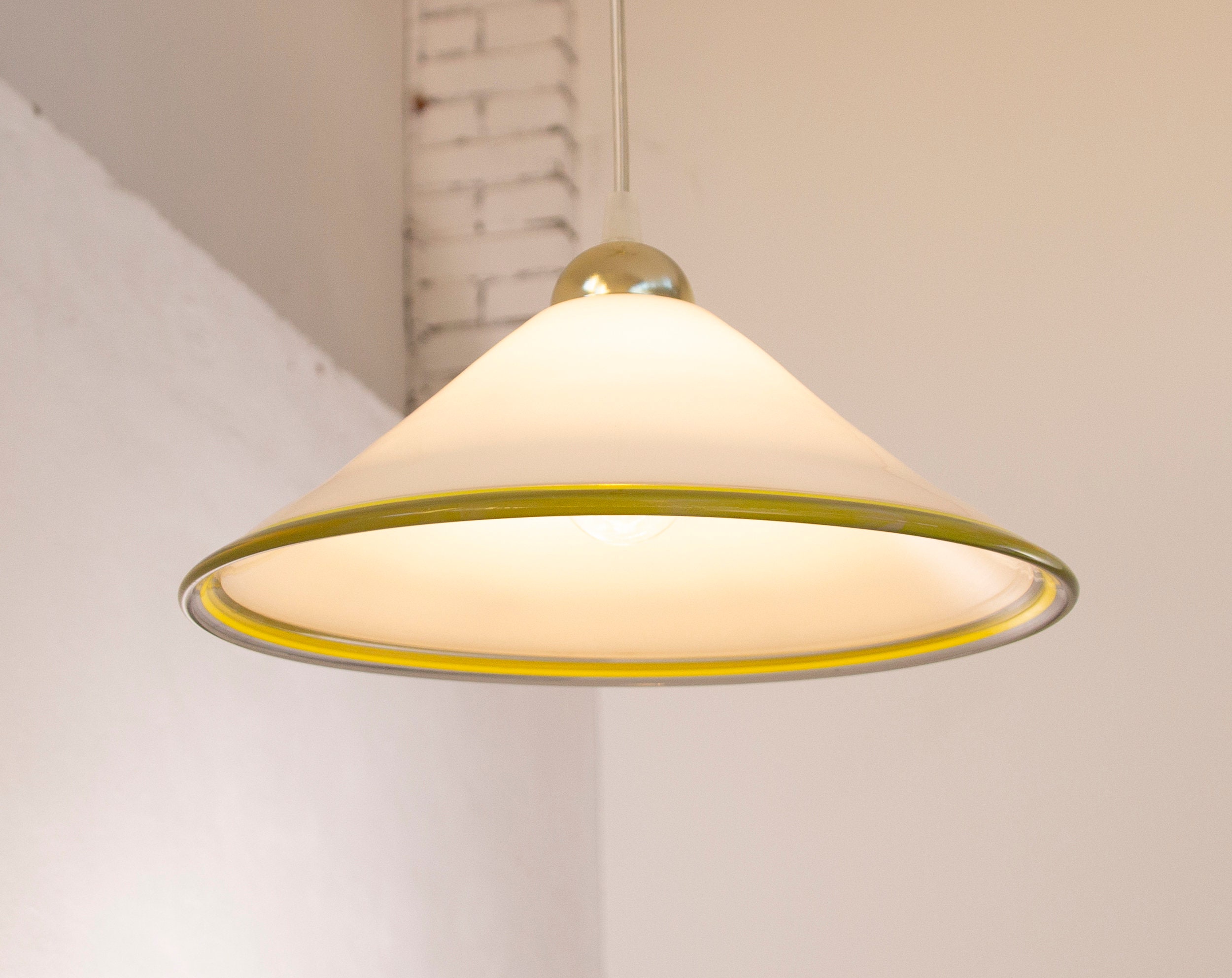 Leucos vintage pendant lamp in white Murano glass outline yellow and clear glass, handmade '80 Made in Italy.