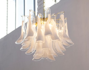 Lampe à suspension Petali Ø57 cm Made in Italy en cristal et verre de Murano blanc, lustre design de style vintage