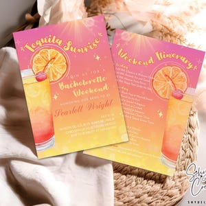 Puede incluir: Dos tarjetas imprimibles de color rosa y naranja para un fin de semana de despedida de soltera. La primera tarjeta presenta un cóctel tequila sunrise con el texto "Tequila Sunrise" y "Únete a nosotros para un fin de semana de despedida de soltera" con el nombre de la novia "Searlell Wright". La segunda tarjeta presenta un cóctel tequila sunrise y el texto "Itinerario del fin de semana".