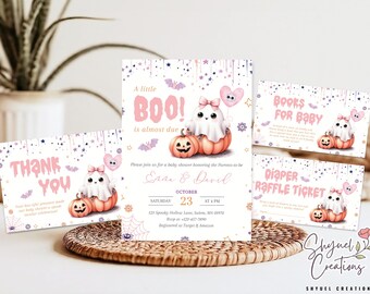 Peut inclure: Ensemble de faire-part et de cartes pour une baby shower sur le thème d'Halloween. L'invitation principale présente un personnage fantôme dans une citrouille, avec le texte "A little BOO! is almost due." D'autres cartes disent "Thank You", "Books for Baby" et "Diaper Raffle Ticket."