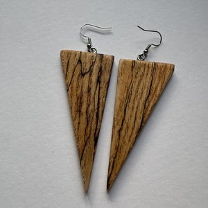 Driehoekige oorbellen van spalkhout – handgevormde statementsieraden met natuurlijke nerf