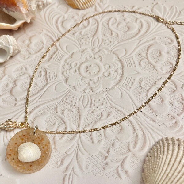 Seashell Resin Gold Chain Necklace with charm, Florida Beach Sand, Lobster Clasp with extender, 16” beach wedding jewelry, round art gift