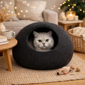 Cueva para gatos de fieltro de lana negra hecha a mano: acogedora cama tipo capullo (tamaño mediano)