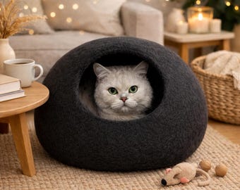 Cueva para gatos de fieltro de lana negra hecha a mano: acogedora cama tipo capullo (tamaño mediano)