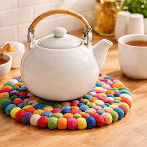 手作りのカラフルなフェルトボール鍋敷き：環境に優しい耐熱マット