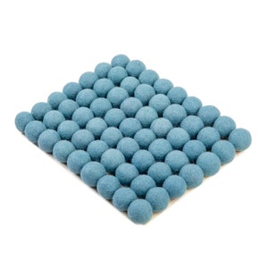 Wolvilten pom-poms van 2 cm: levendige, ambachtelijke pompons voor slingers