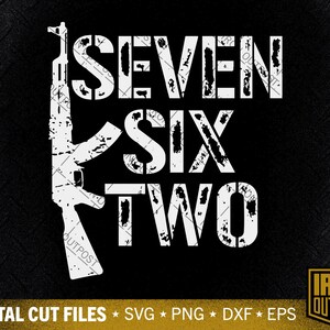 以下が含まれることがあります： 「SEVEN SIX TWO」と刻まれた、使い古したヴィンテージ風のデザインの白いデジタルカットファイル。デザインには、AK-47アサルトライフルのシルエットも含まれています。
