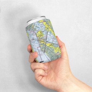 Benutzerdefinierte Luftfahrt Schnittkarte Can Cooler Sleeve - personalisiertes Geschenk, Flugzeugpilot Zubehör, Geschenk für Flugbegeisterte, Reisethema Bild 1