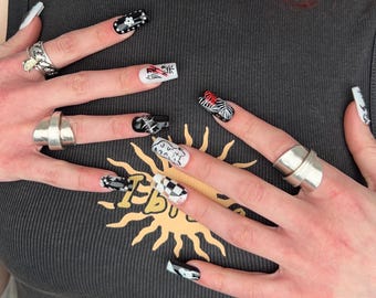 Jour J - Ongles Kpop Tag NFC, boutons pression inspirés du jour J, boutons pression Min Yoongi, ongles inspirés Suga, boutons pression Agust D, boutons pression faits main.