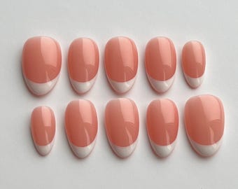 Uñas francesas prensadas hechas a mano: diseño blanco clásico