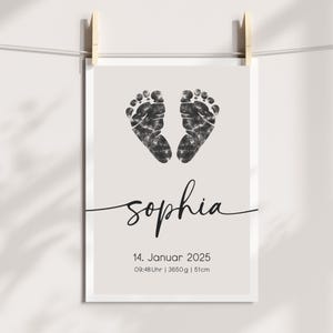 Peut inclure: Une empreinte de pied de b&eacute;b&eacute; noir et blanc avec le nom "sophia" &eacute;crit en cursive en dessous. La date "14. Januar 2025" et l'heure "09:48 Uhr | 3650 g | 51 cm" sont imprim&eacute;es sous le nom.